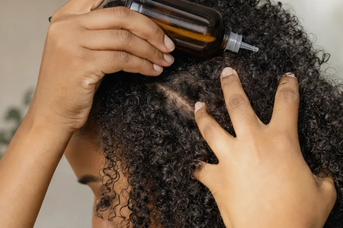 Authentischer Wohlfühlmoment passend zum Beauty-Thema Trockenshampoo bei Frizz