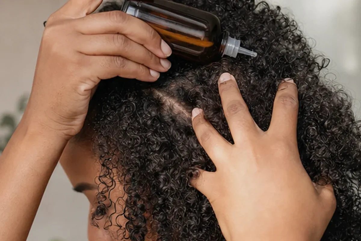 Authentische Beauty-Routine passend zum Thema Mildes Shampoo für empfindliche Kopfhaut