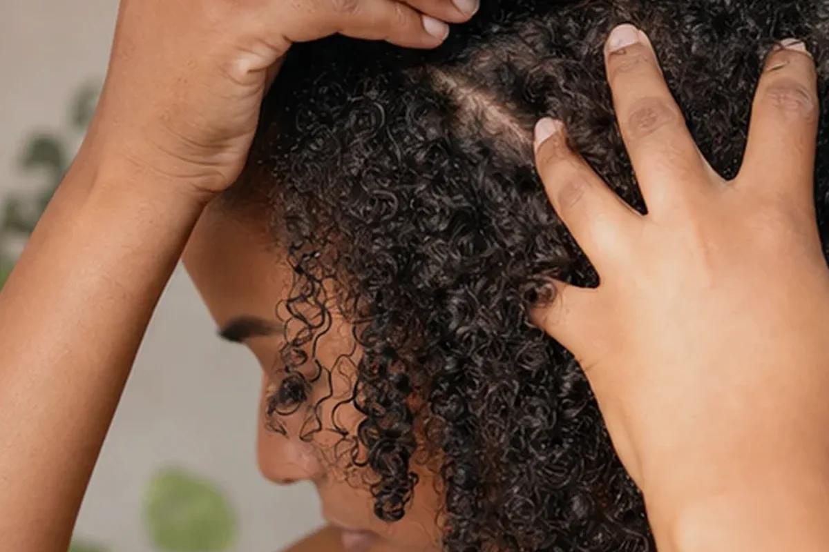 Redaktioneller Beauty-Moment zur Ausgangslage bei Haarbürste bei fettigem Ansatz