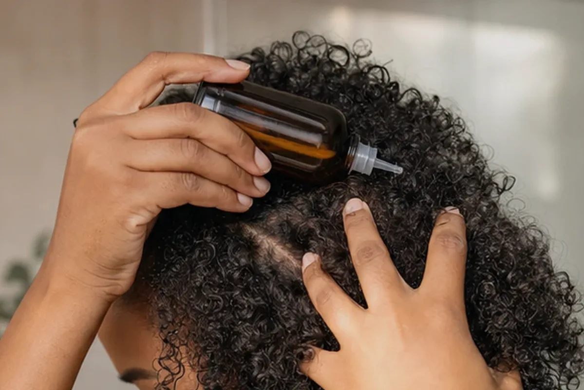Authentischer Wohlfühlmoment passend zum Beauty-Thema Leave-in-Pflege bei Frizz