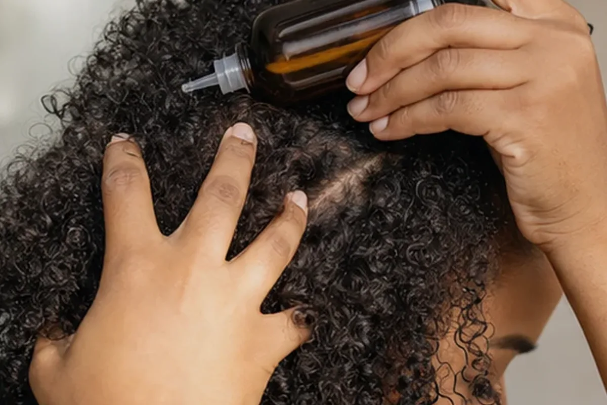 Authentischer Wohlfühlmoment passend zum Beauty-Thema Hitzeschutz für empfindliche Kopfhaut