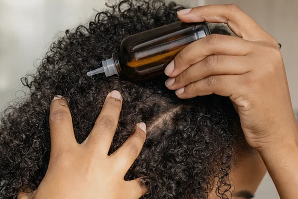 Emotionaler und authentischer Anwendungsmoment rund um Conditioner für lockiges Haar