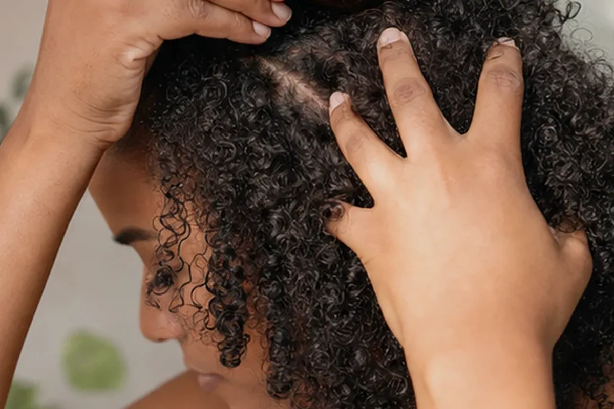 Hochwertige Beauty-Inszenierung zu Auswahlkriterien für Conditioner bei Haarbruch