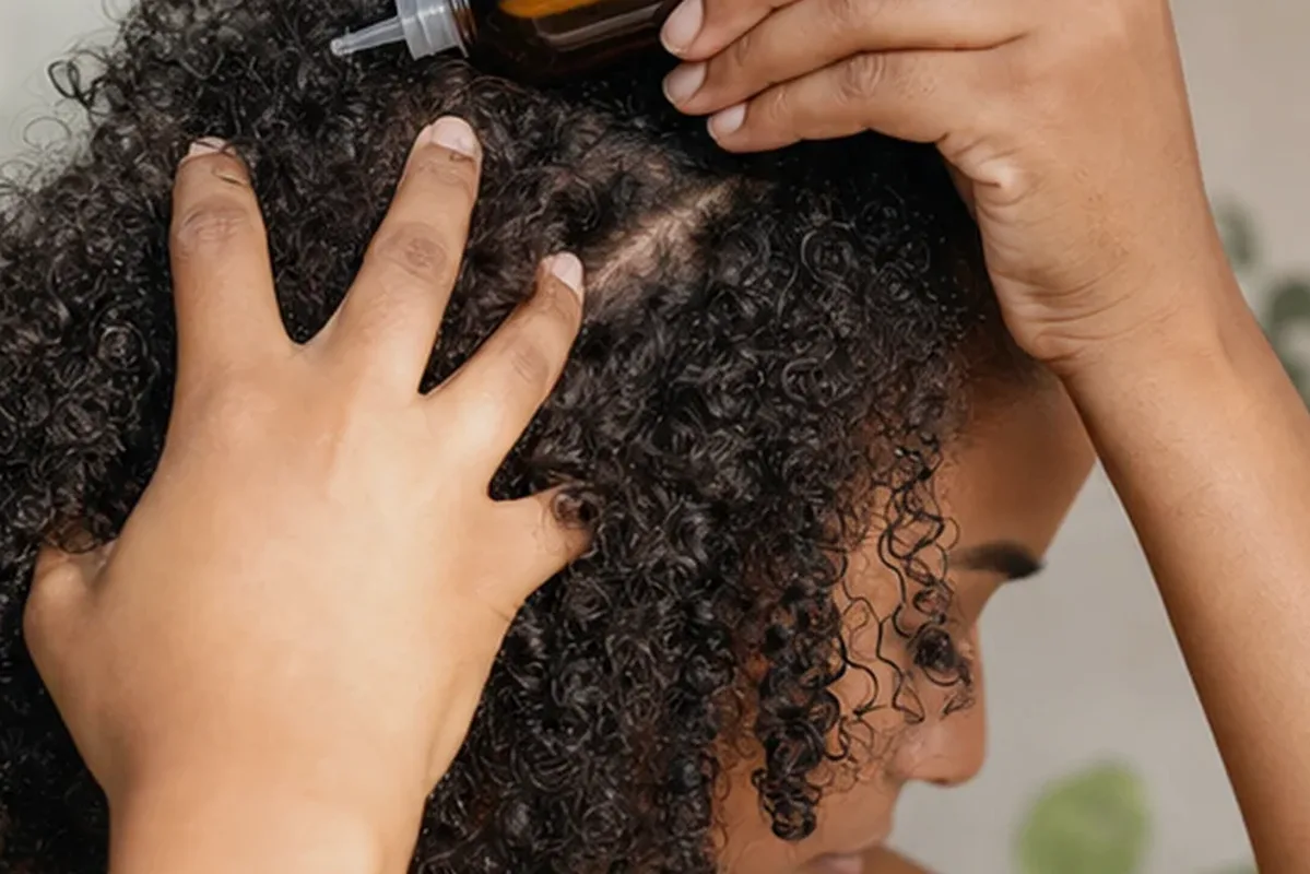 Hochwertige Beauty-Inszenierung zu Auswahlkriterien für Anti-Frizz-Pflege bei Haarbruch