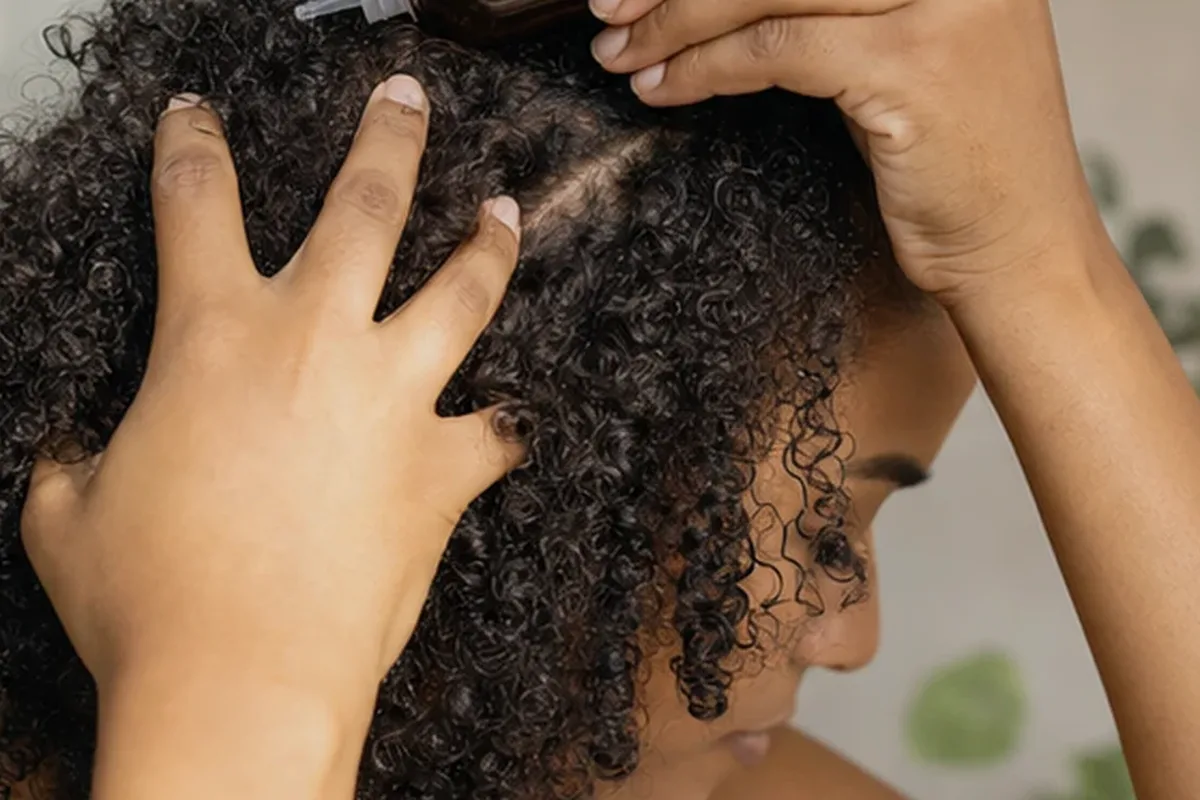 Redaktionelle Detailaufnahme zur Orientierung bei Haarmaske für strapaziertes Haar