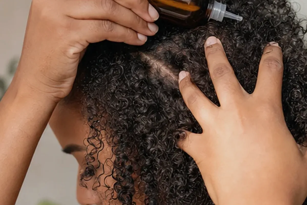 Authentischer Wohlfühlmoment passend zum Beauty-Thema Haaröl für lockiges Haar