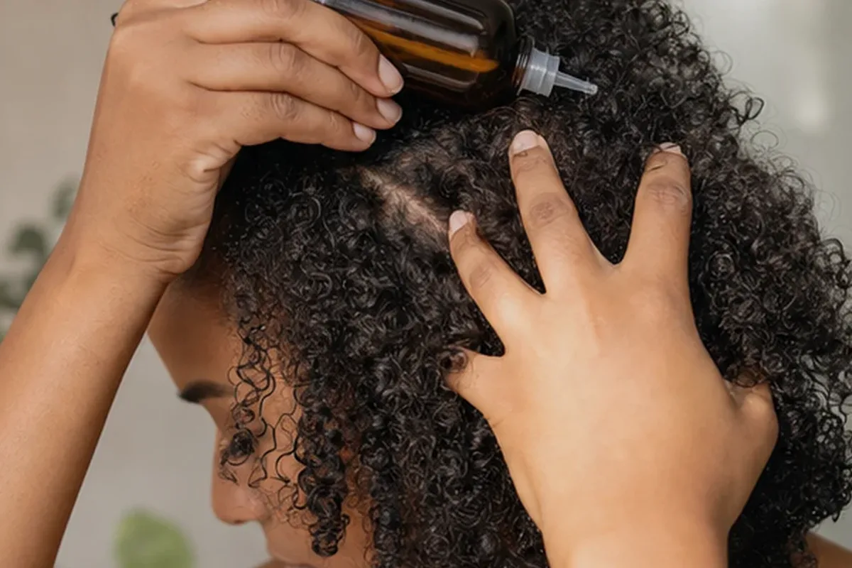 Redaktioneller Beauty-Moment zur Ausgangslage bei Anti-Frizz-Pflege bei Haarbruch