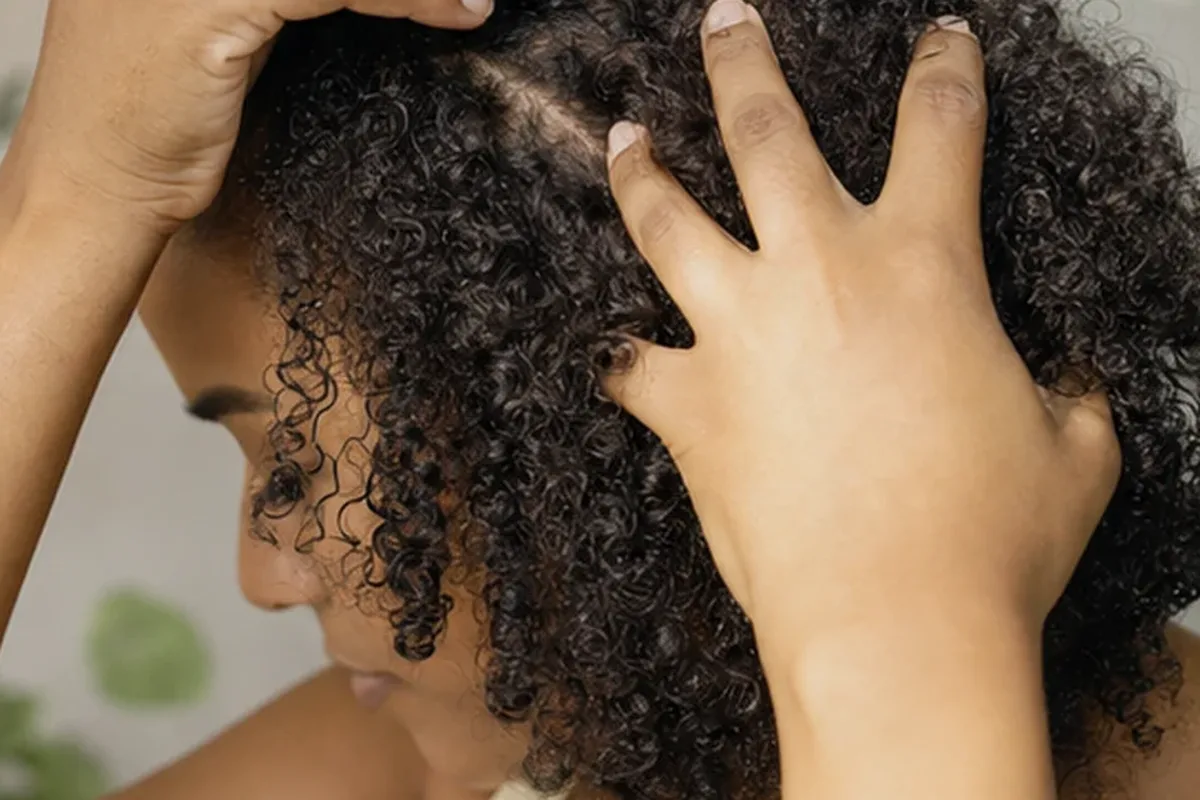 Emotionaler und authentischer Anwendungsmoment rund um Tiefenreinigungsshampoo für trockenes Haar