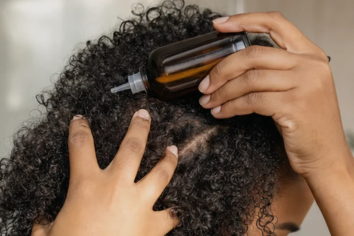 Redaktioneller Beauty-Moment zur Ausgangslage bei Volumenspray bei Frizz