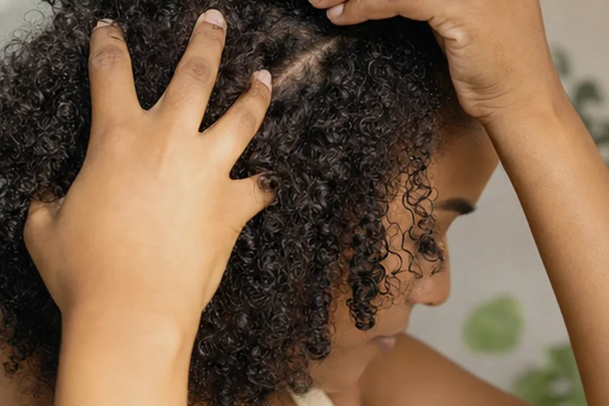 Emotionaler und authentischer Anwendungsmoment rund um Trockenshampoo für feines Haar