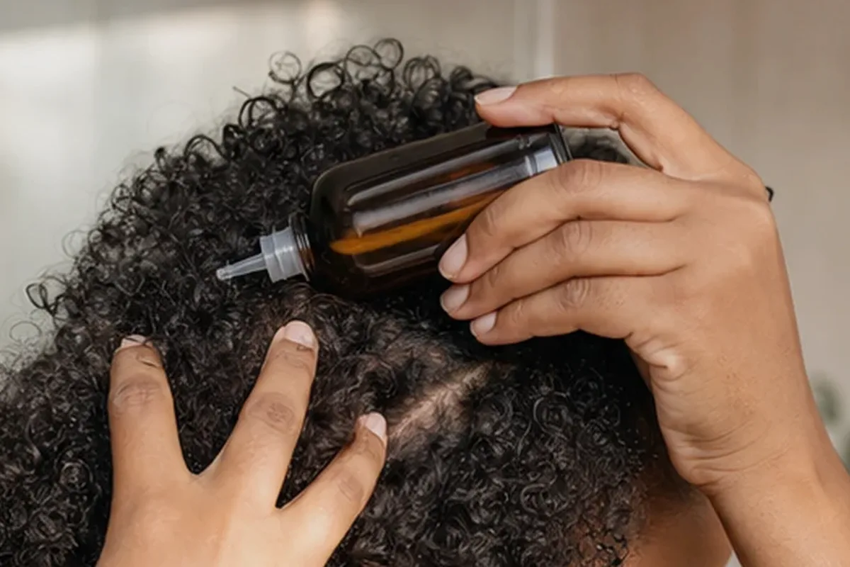 Authentischer Wohlfühlmoment passend zum Beauty-Thema Lockencreme für empfindliche Kopfhaut