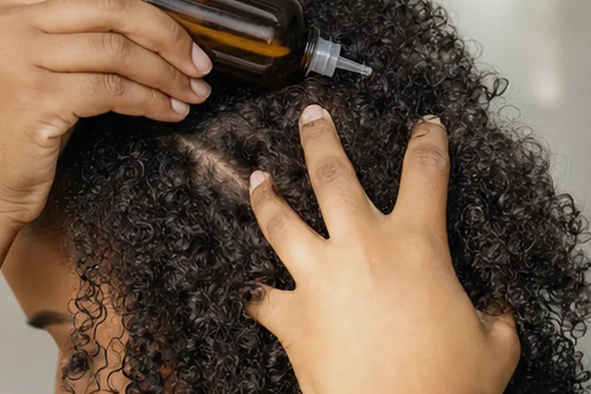 Authentischer Wohlfühlmoment passend zum Beauty-Thema Lockengel bei fettigem Ansatz