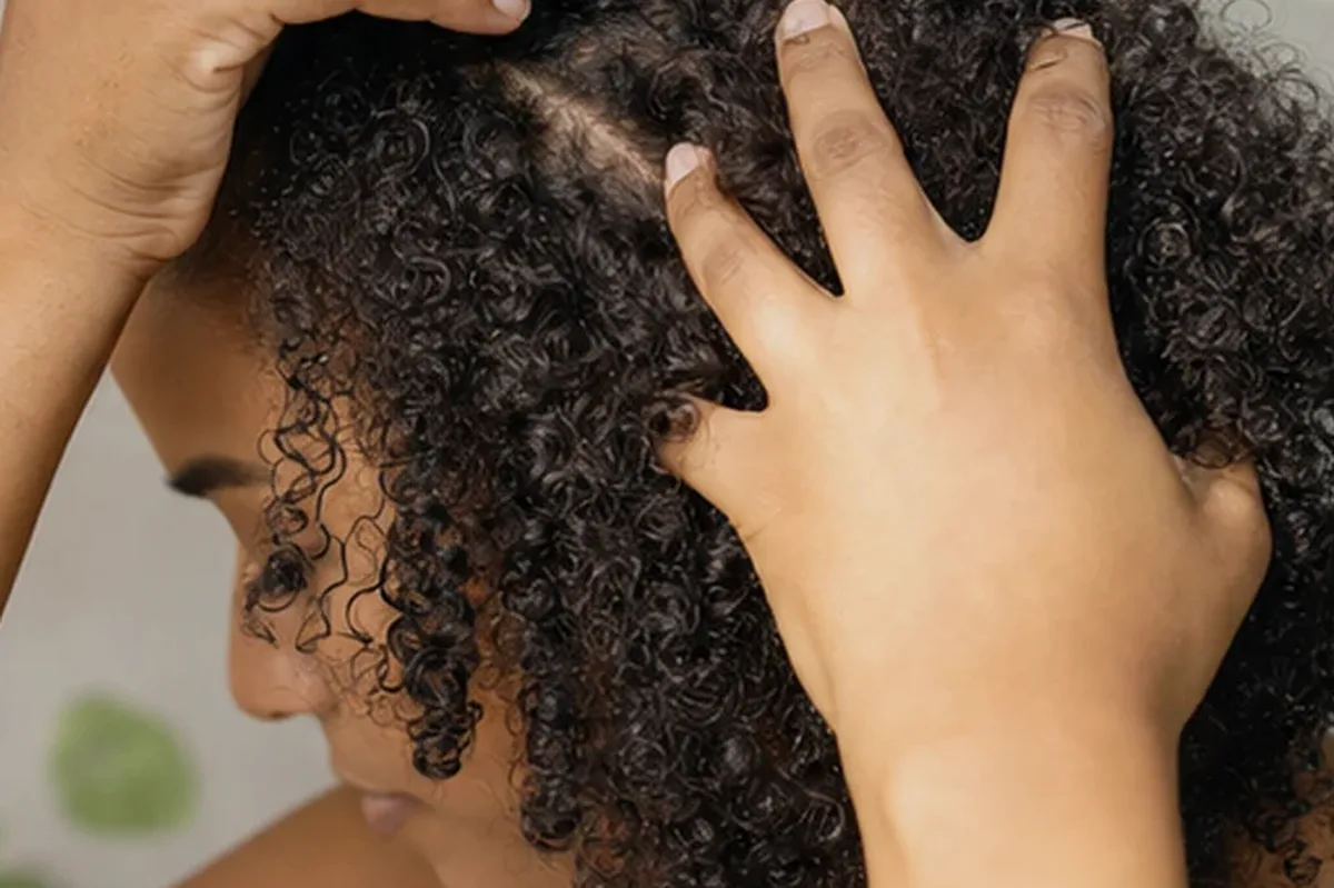 Authentische Beauty-Routine passend zum Thema Tiefenreinigungsshampoo für feines Haar