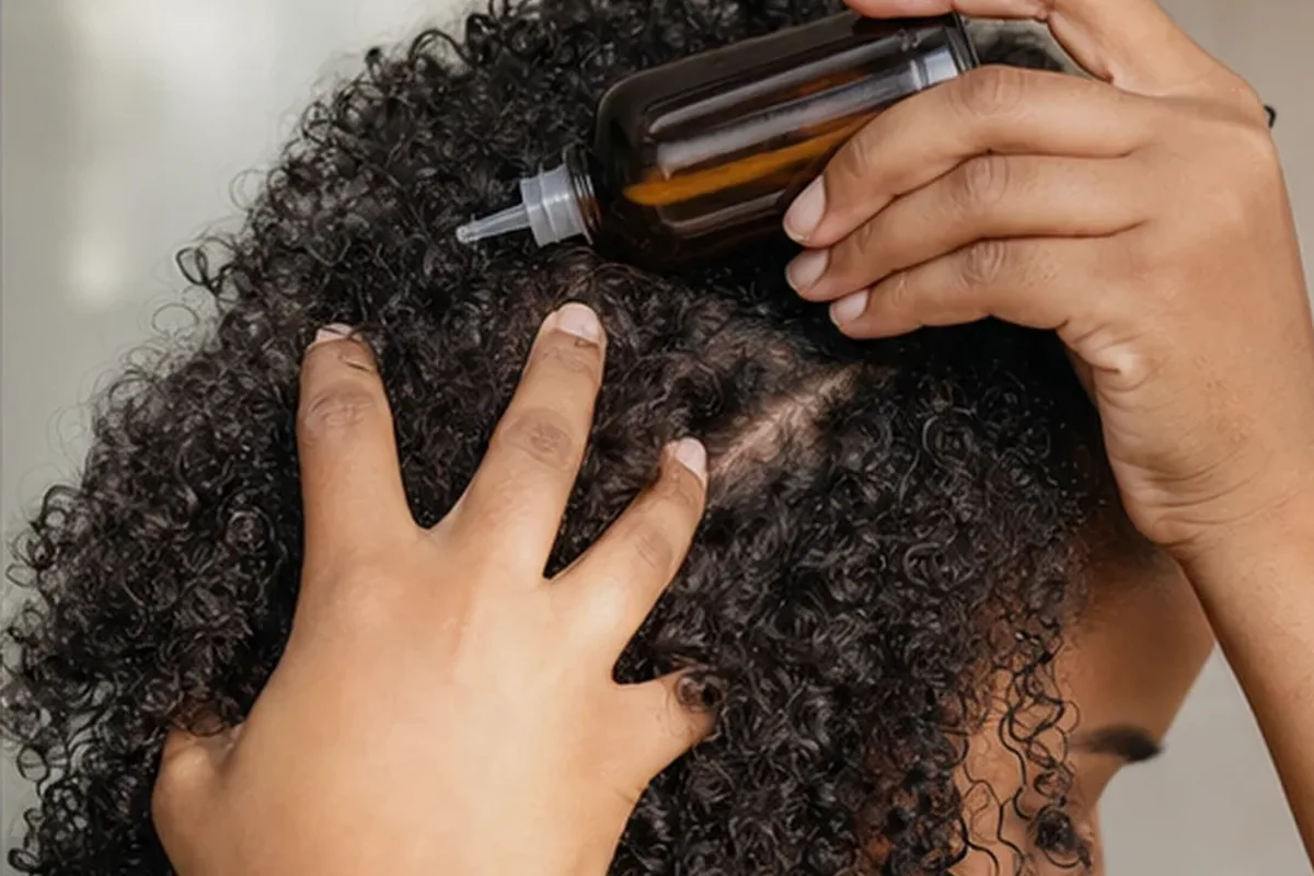 Redaktioneller Beauty-Moment zur Ausgangslage bei Trockenshampoo bei fettigem Ansatz