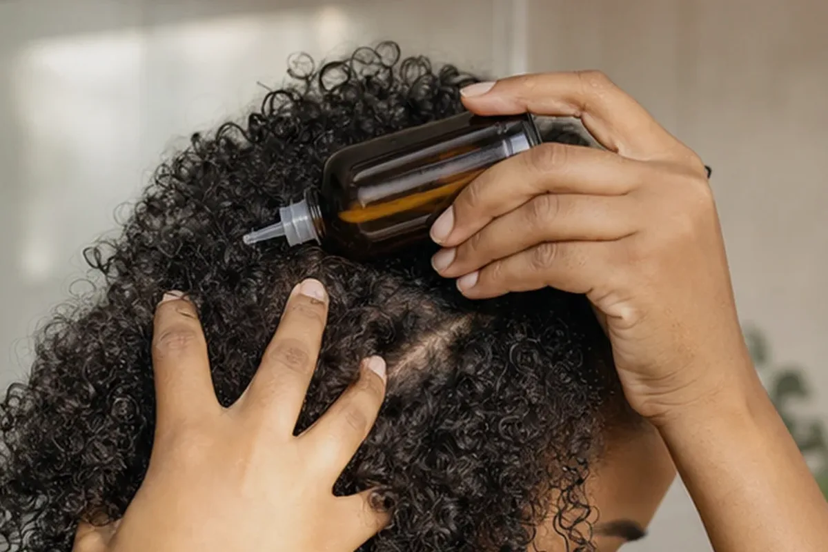 Authentische Beauty-Routine passend zum Thema Trockenshampoo für feines Haar