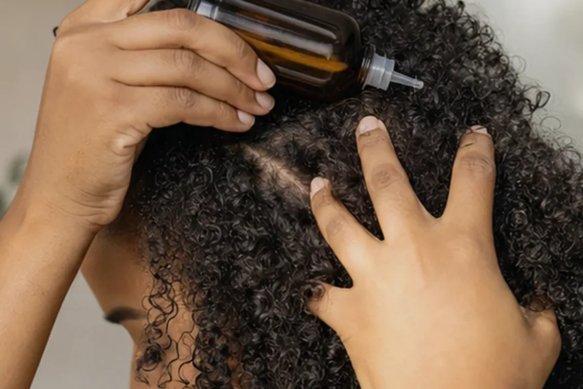 Hochwertige Beauty-Inszenierung zu Auswahlkriterien für Volumenspray bei Frizz