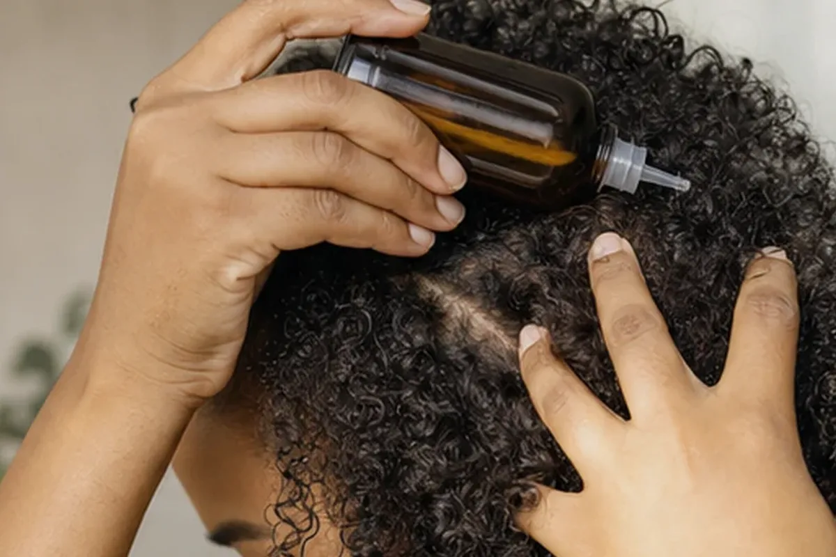 Hochwertige Beauty-Inszenierung zu Auswahlkriterien für Haartrockner bei fettigem Ansatz