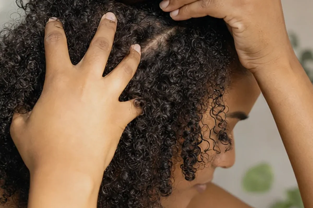 Authentische Beauty-Routine passend zum Thema Leave-in-Pflege bei Haarbruch