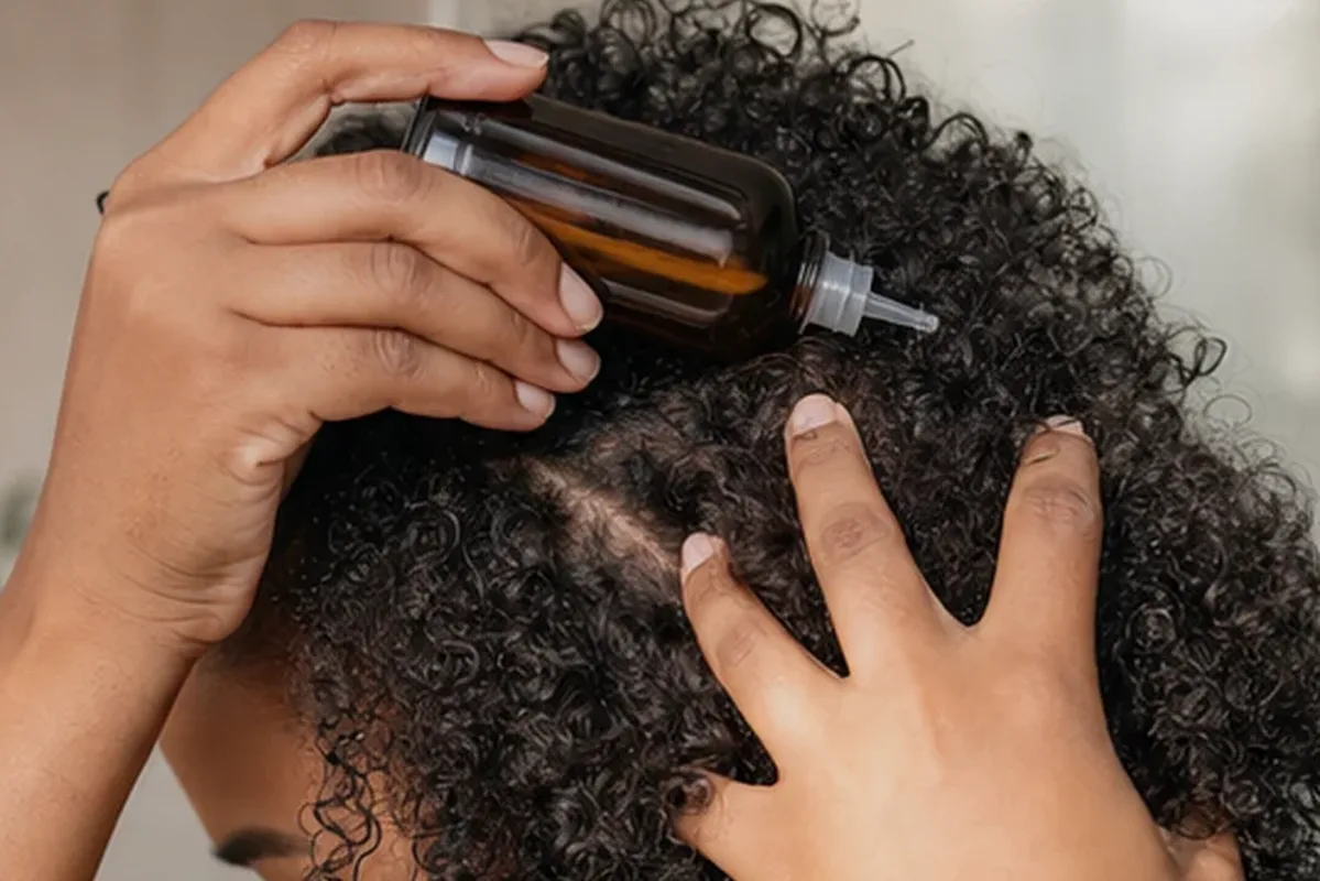 Authentischer Wohlfühlmoment passend zum Beauty-Thema Tiefenreinigungsshampoo bei Haarbruch