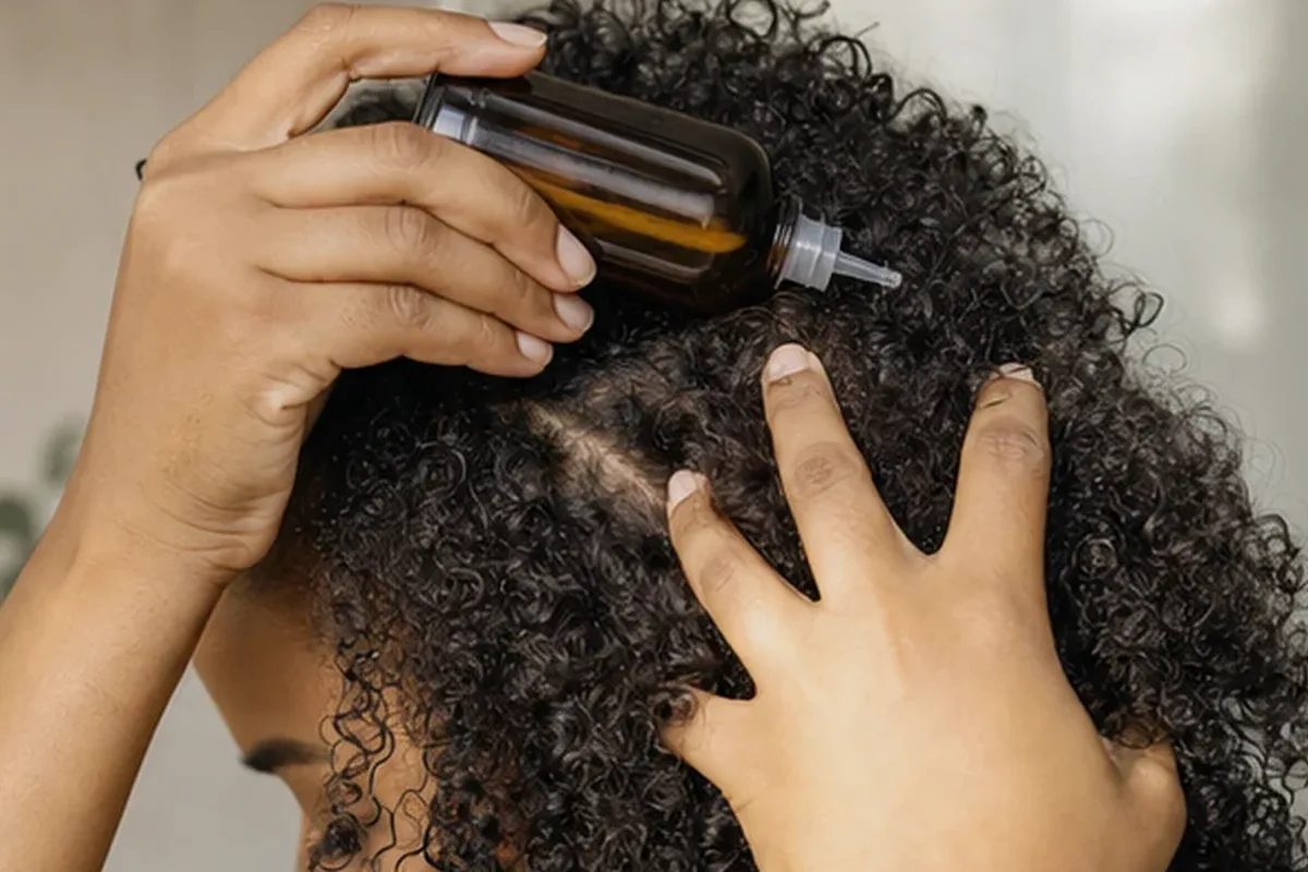 Authentischer Wohlfühlmoment passend zum Beauty-Thema Conditioner für feines Haar