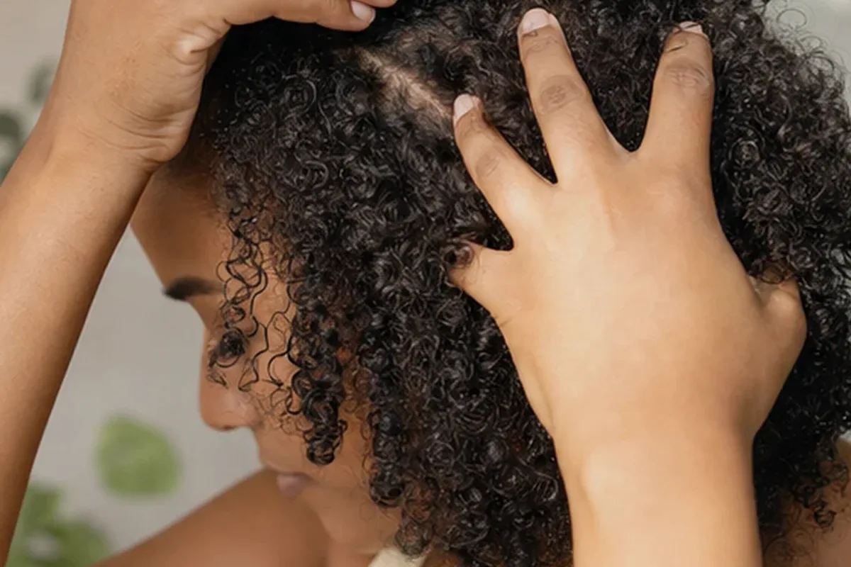 Authentische Beauty-Routine passend zum Thema Silbershampoo für strapaziertes Haar