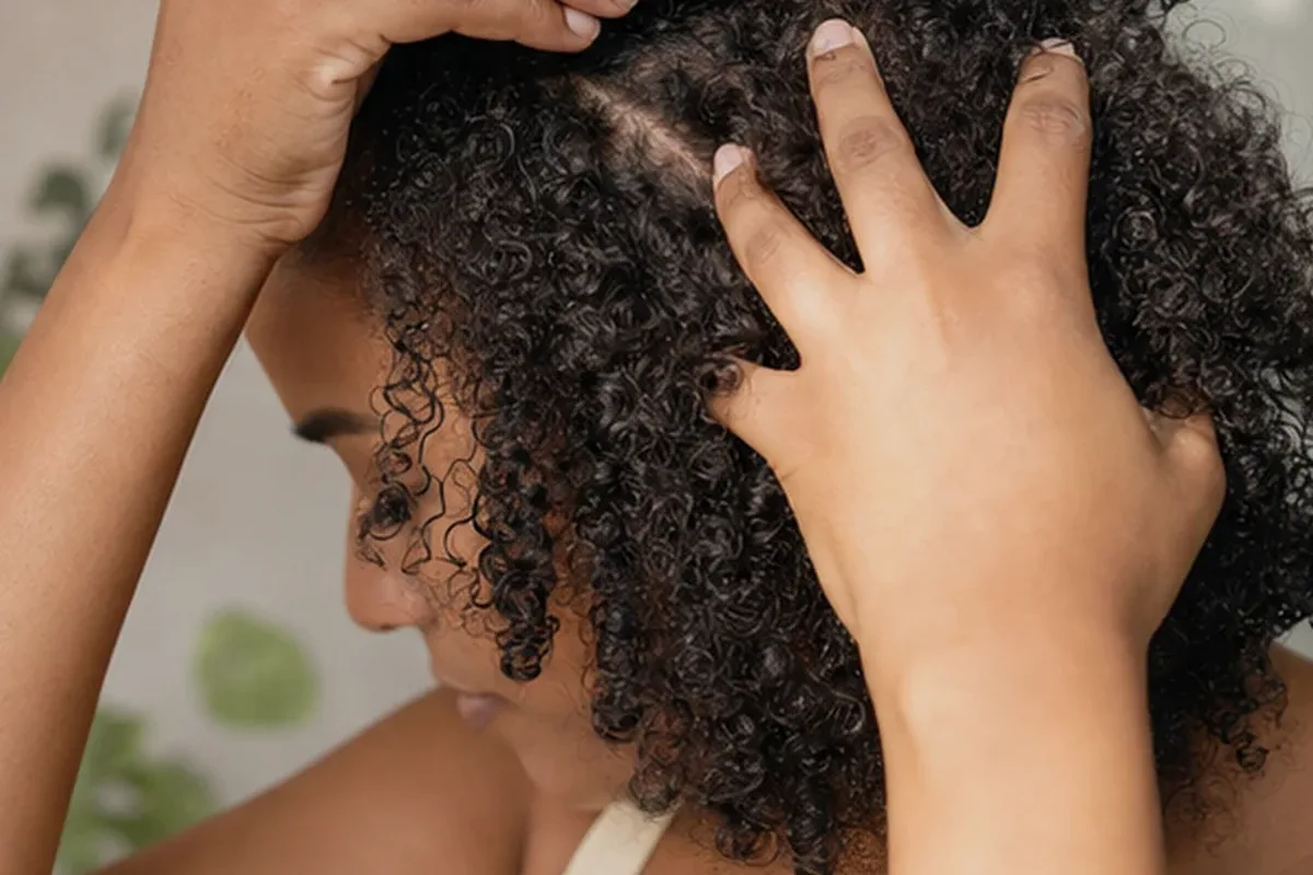 Authentischer Wohlfühlmoment passend zum Beauty-Thema Trockenshampoo für trockenes Haar