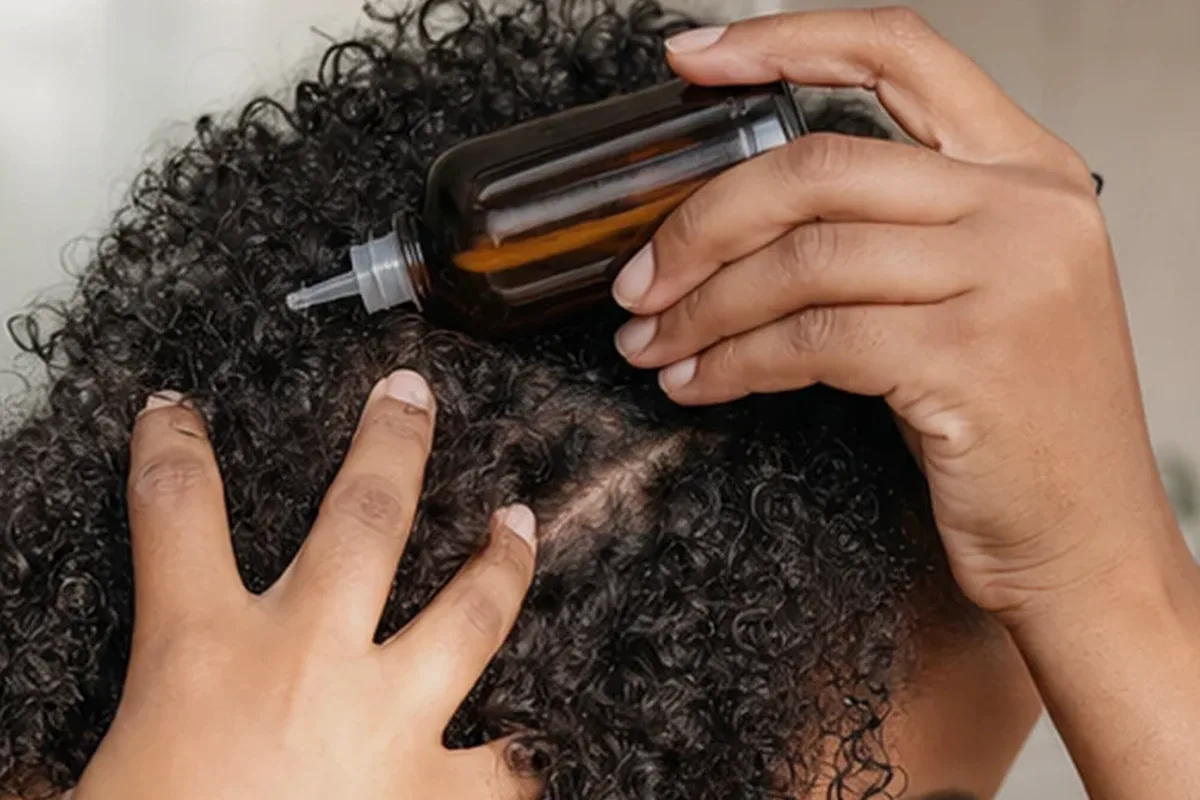 Emotionaler und authentischer Anwendungsmoment rund um Tiefenreinigungsshampoo für strapaziertes Haar
