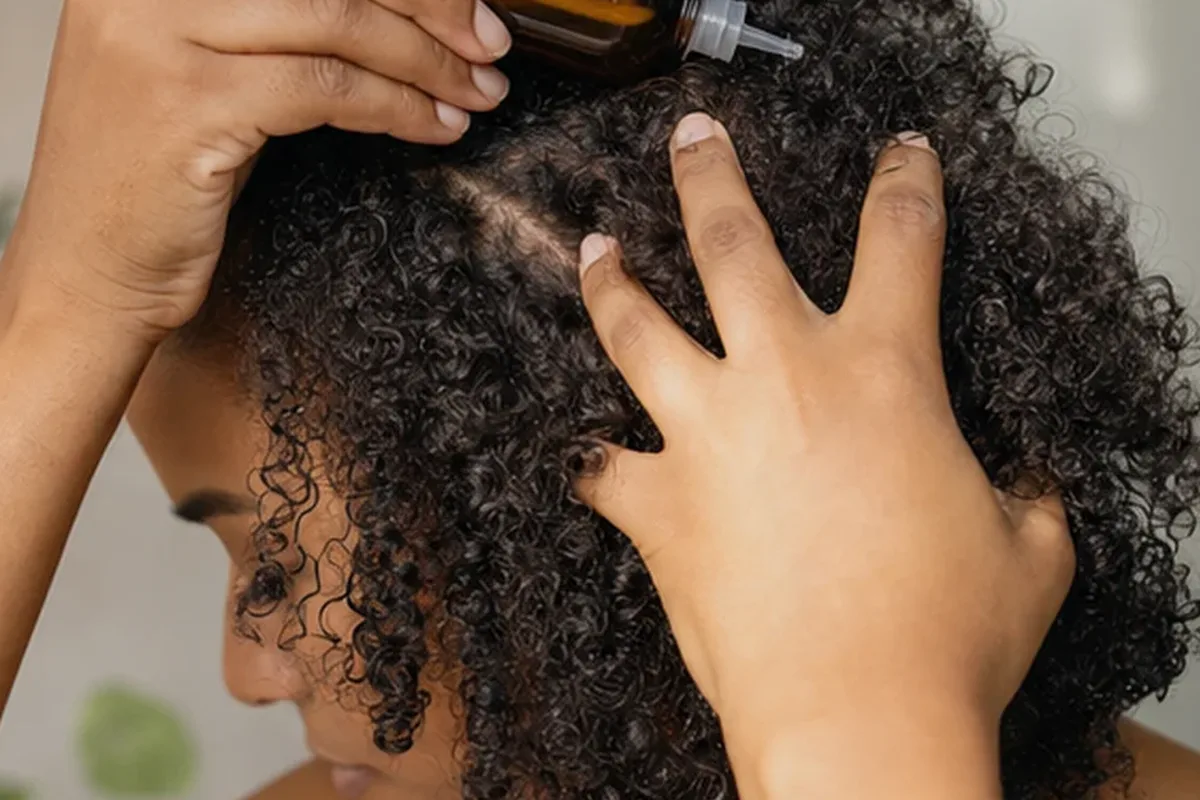 Emotionaler und authentischer Anwendungsmoment rund um Trockenshampoo für lockiges Haar