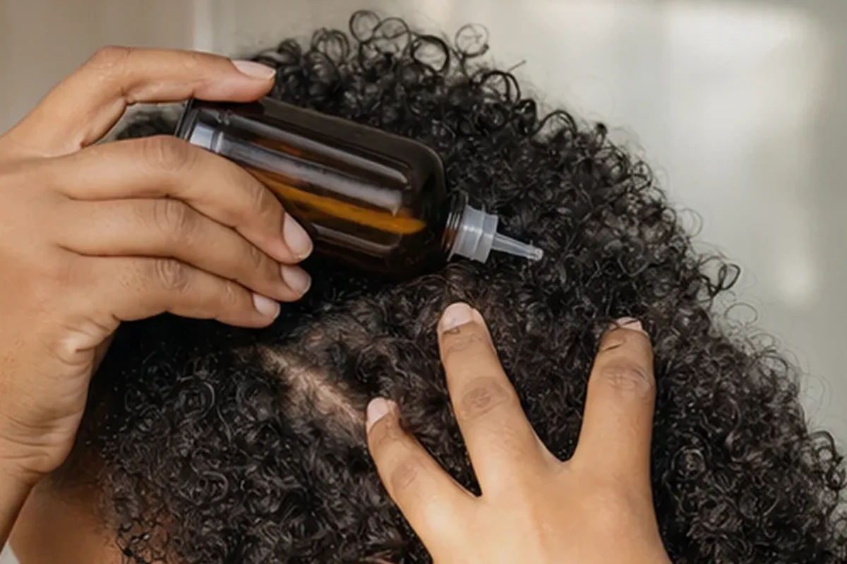 Hochwertige Beauty-Inszenierung zu Auswahlkriterien für Lockencreme für empfindliche Kopfhaut