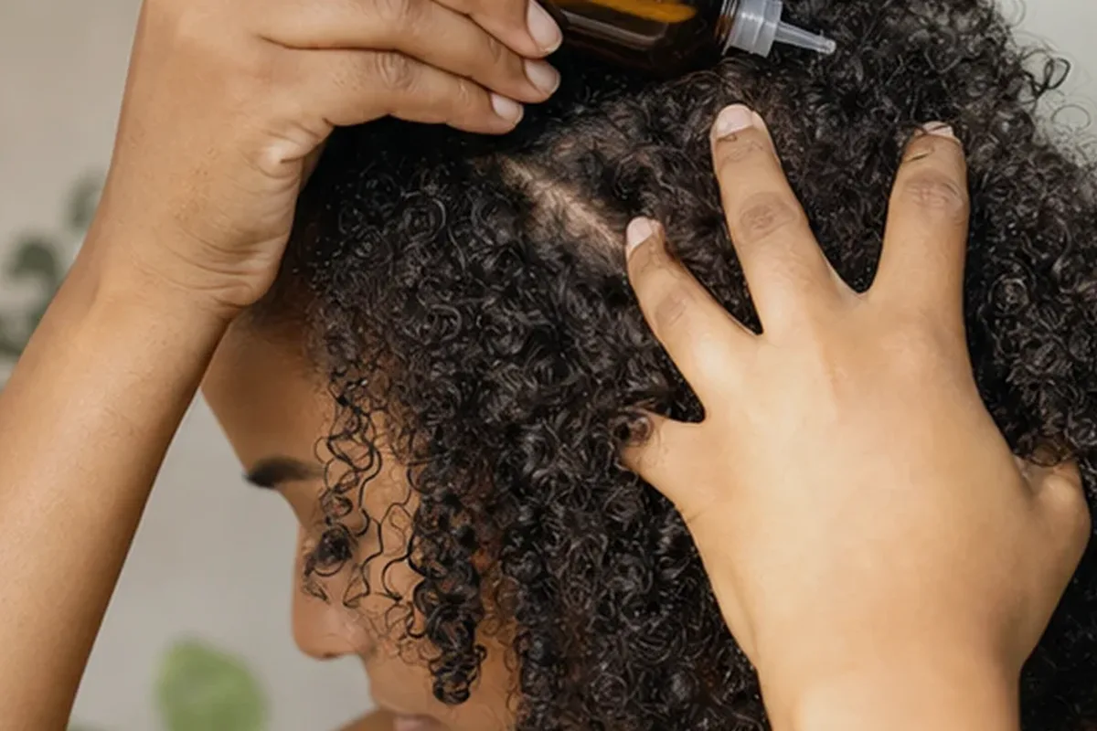 Emotionaler und authentischer Anwendungsmoment rund um Anti-Frizz-Pflege für feines Haar