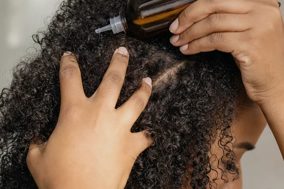 Redaktioneller Beauty-Moment zur Ausgangslage bei Haartrockner bei fettigem Ansatz