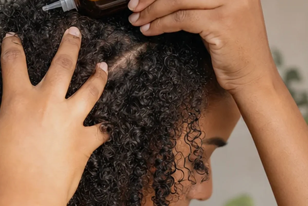 Authentische Beauty-Routine passend zum Thema Haarbürste für strapaziertes Haar