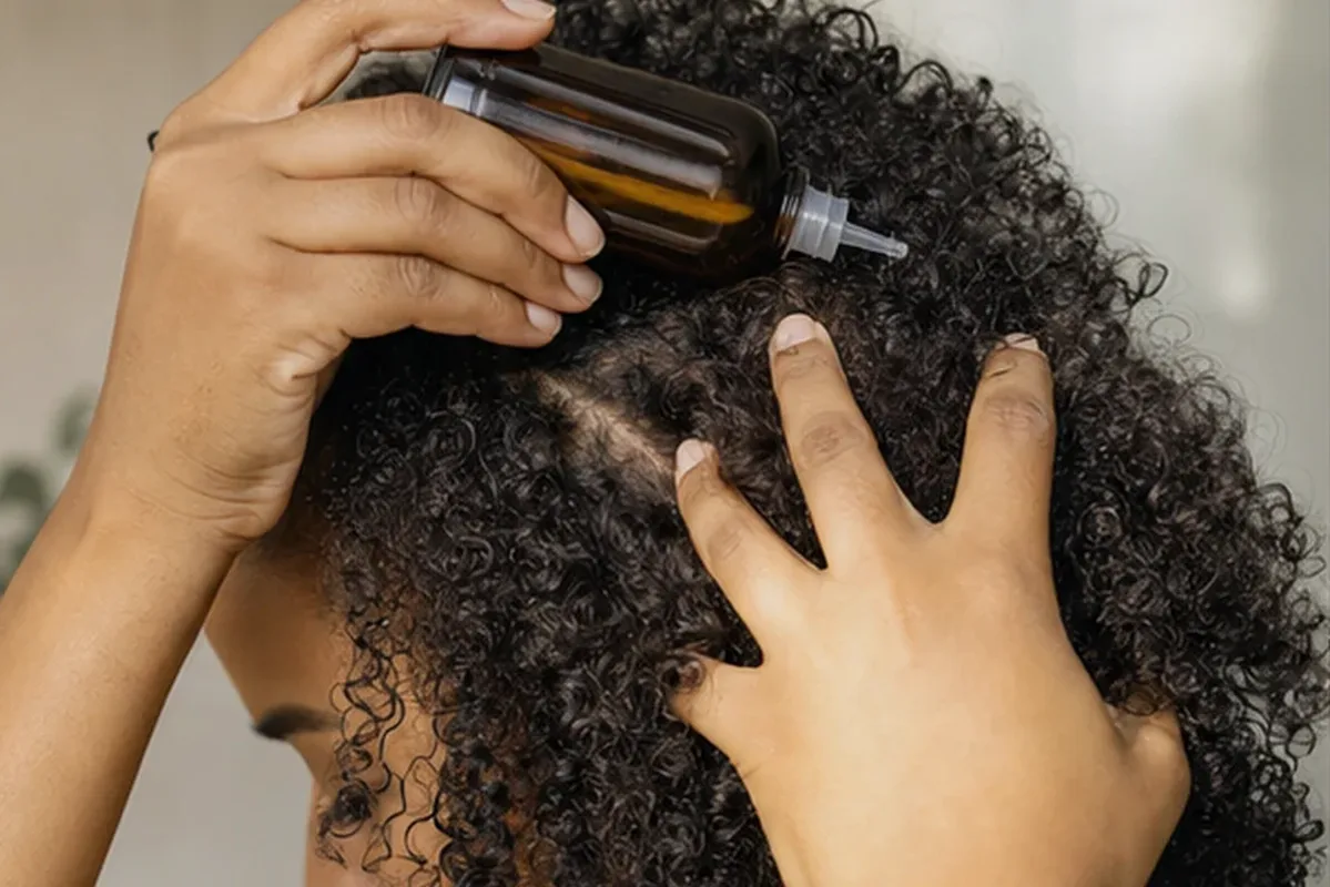 Hochwertige Beauty-Inszenierung zu Auswahlkriterien für Anti-Frizz-Pflege bei fettigem Ansatz