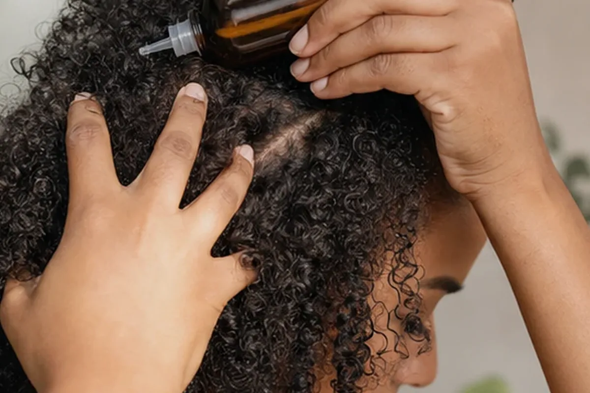 Hochwertige Beauty-Inszenierung zu Auswahlkriterien für Tiefenreinigungsshampoo für empfindliche Kopfhaut