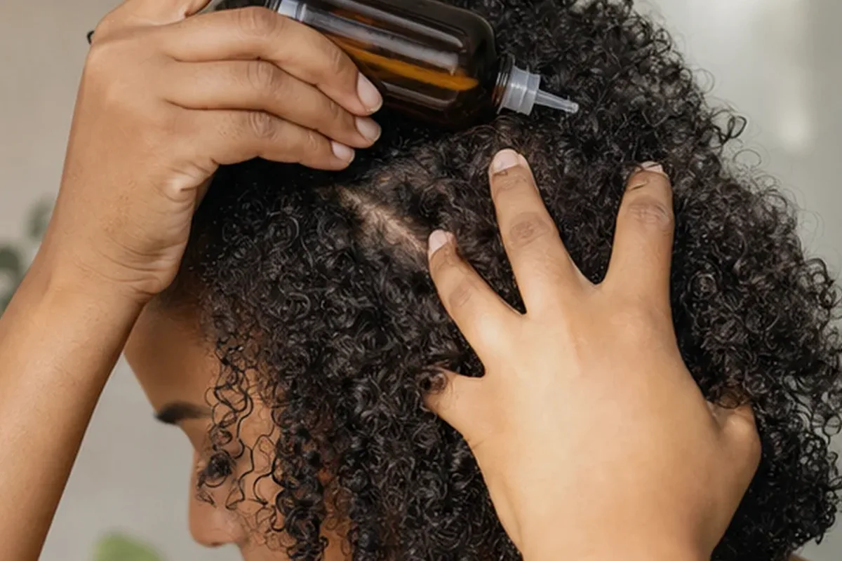 Authentischer Wohlfühlmoment passend zum Beauty-Thema Haaröl für trockenes Haar