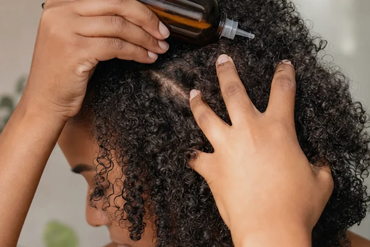 Authentische Beauty-Routine passend zum Thema Haartrockner bei Frizz