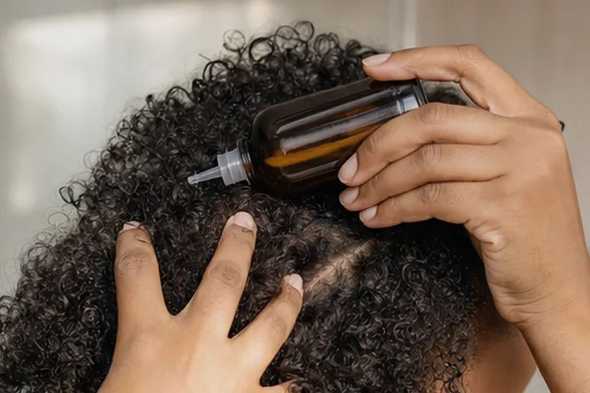 Hochwertige Beauty-Inszenierung zu Auswahlkriterien für Kopfhautserum bei Haarbruch