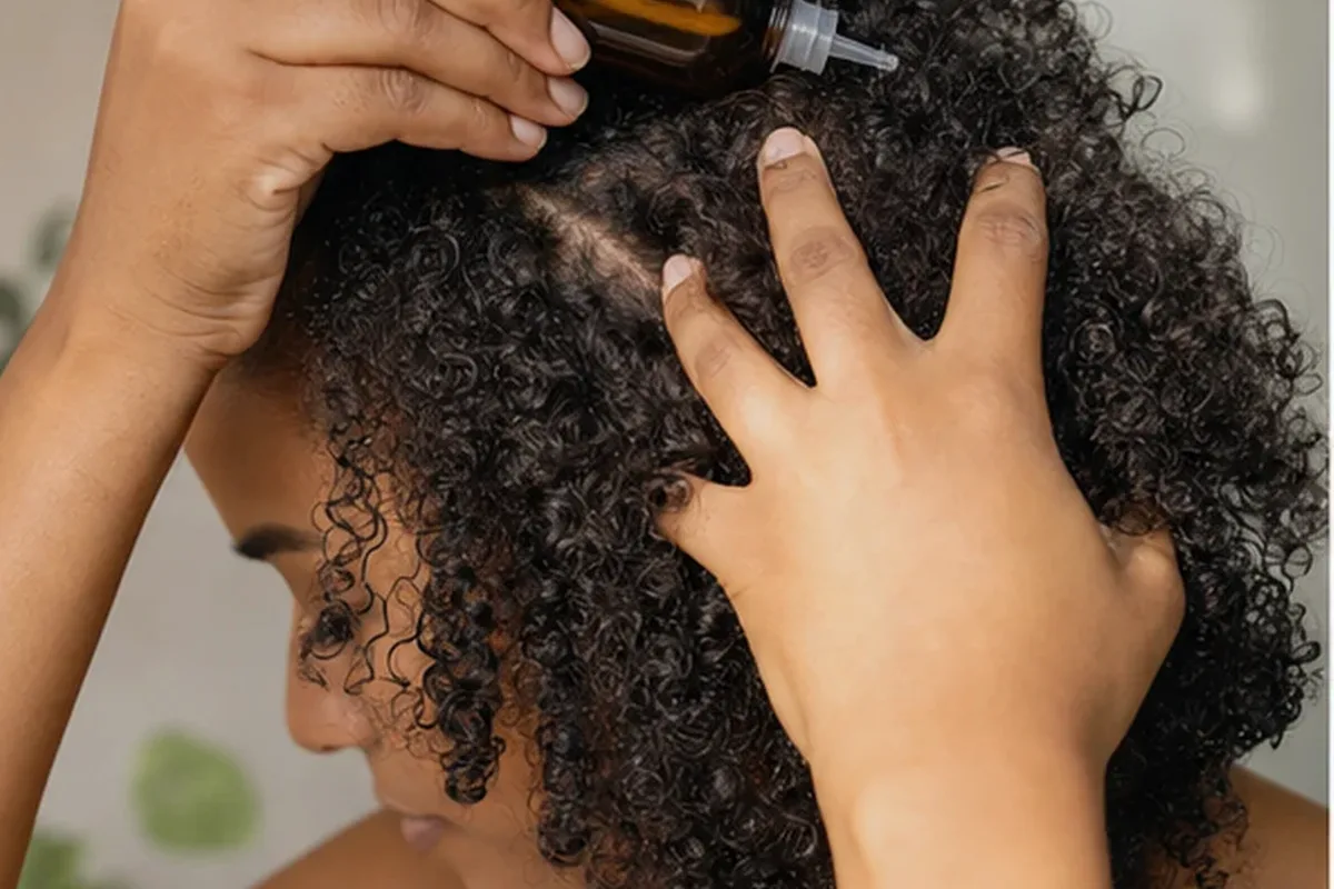 Emotionaler und authentischer Anwendungsmoment rund um Haaröl bei Frizz