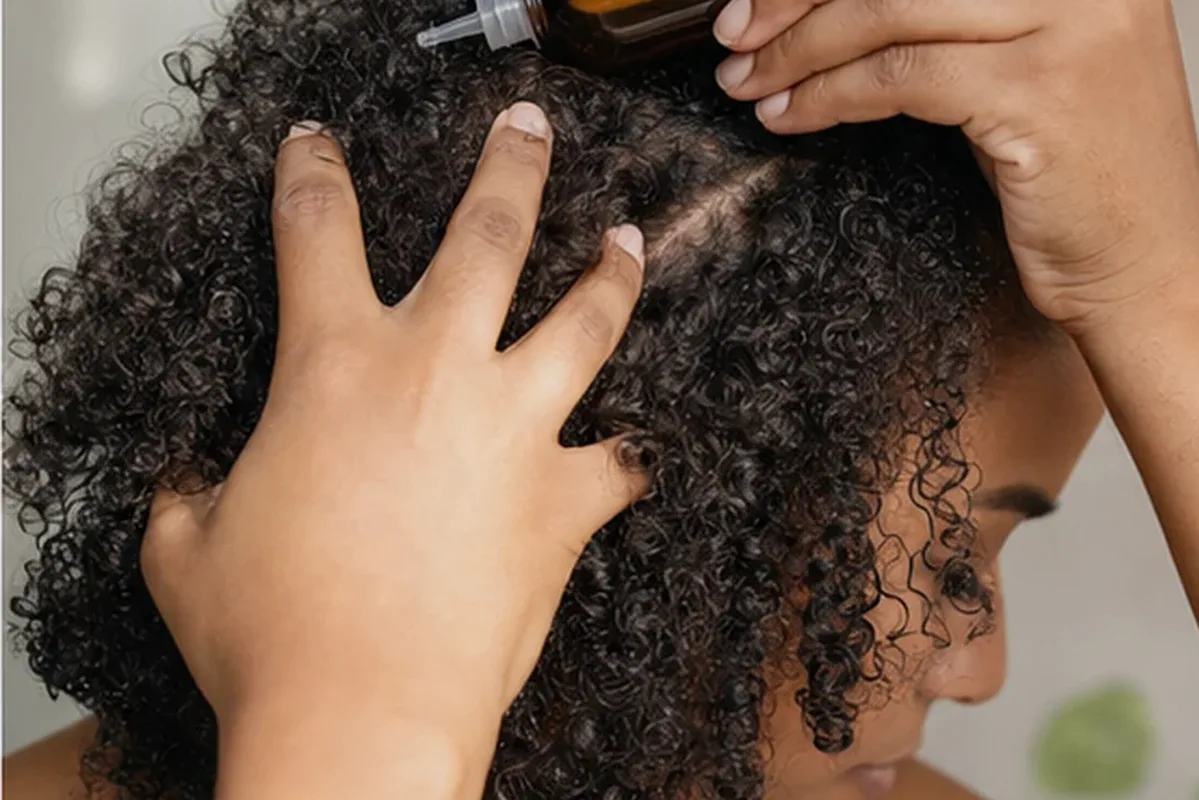 Redaktionelle Detailaufnahme zur Orientierung bei Tiefenreinigungsshampoo bei fettigem Ansatz