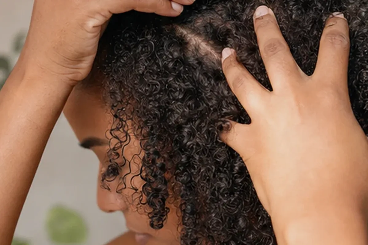 Redaktioneller Beauty-Moment zur Ausgangslage bei Volumenspray für lockiges Haar