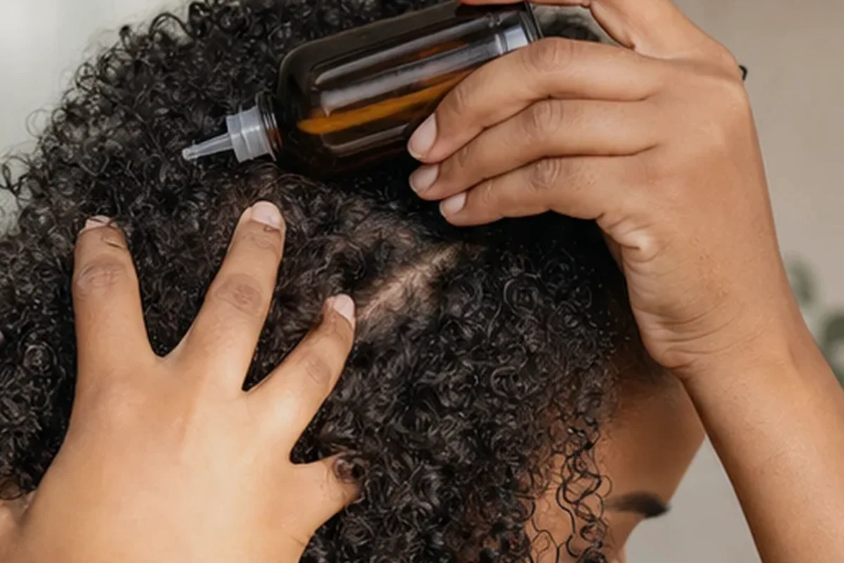 Authentischer Wohlfühlmoment passend zum Beauty-Thema Haarbürste für feines Haar