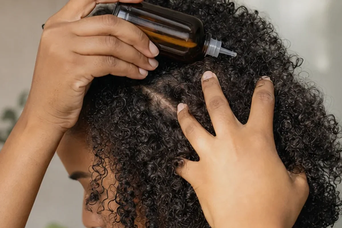 Redaktioneller Beauty-Moment zur Ausgangslage bei Haartrockner für feines Haar