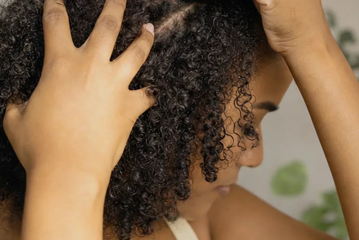 Hochwertige Beauty-Inszenierung zu Auswahlkriterien für Conditioner bei Haarbruch