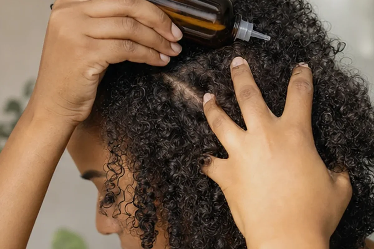 Redaktionelle Detailaufnahme zur Orientierung bei Lockencreme bei Haarbruch
