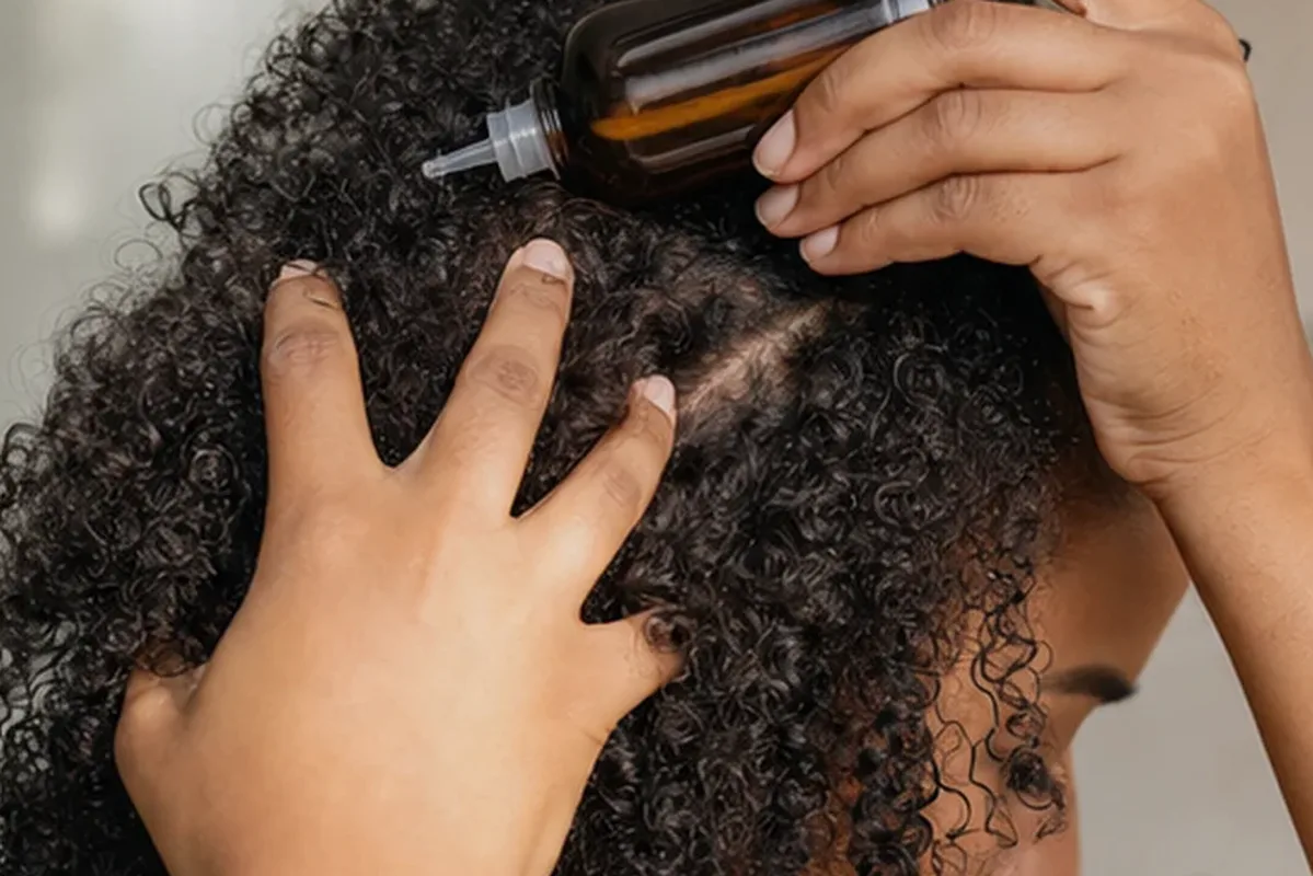 Authentischer Wohlfühlmoment passend zum Beauty-Thema Lockengel bei fettigem Ansatz