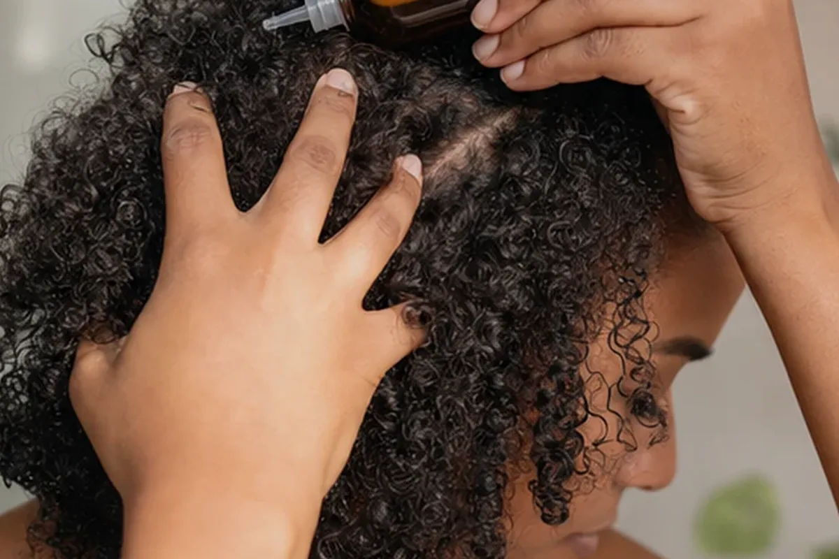 Hochwertige Beauty-Inszenierung zu Auswahlkriterien für Hitzeschutz für strapaziertes Haar