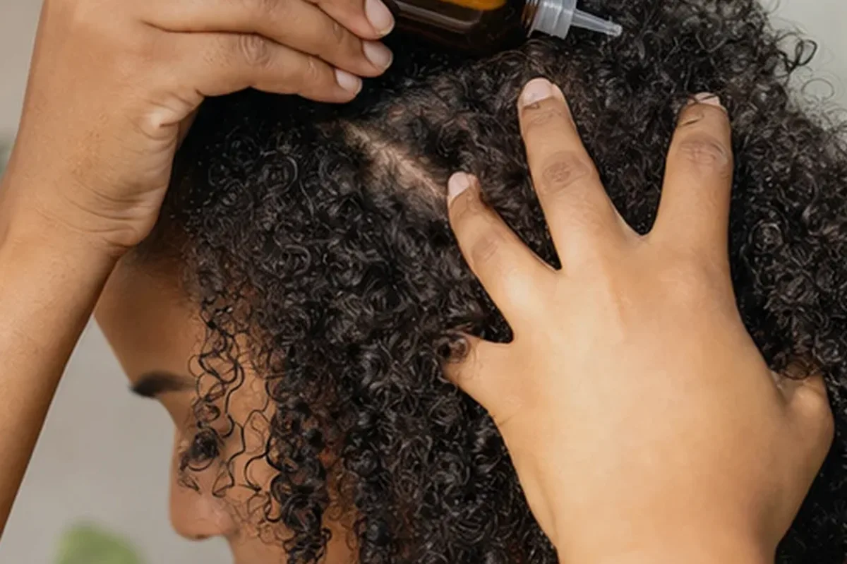 Authentischer Wohlfühlmoment passend zum Beauty-Thema Leave-in-Pflege für lockiges Haar