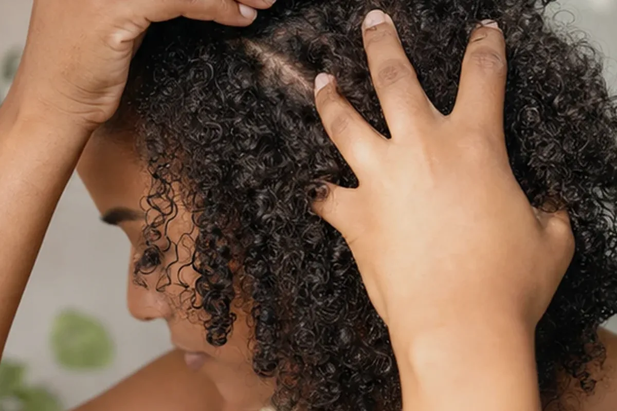 Authentischer Wohlfühlmoment passend zum Beauty-Thema Silbershampoo für lockiges Haar
