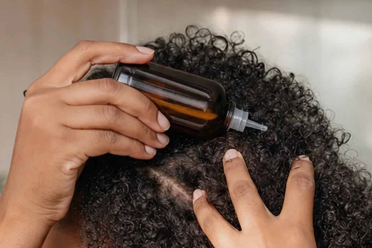 Redaktionelle Detailaufnahme zur Orientierung bei Silbershampoo für feines Haar