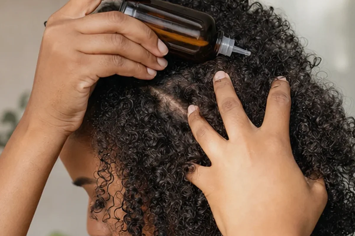 Emotionaler und authentischer Anwendungsmoment rund um Haaröl für feines Haar
